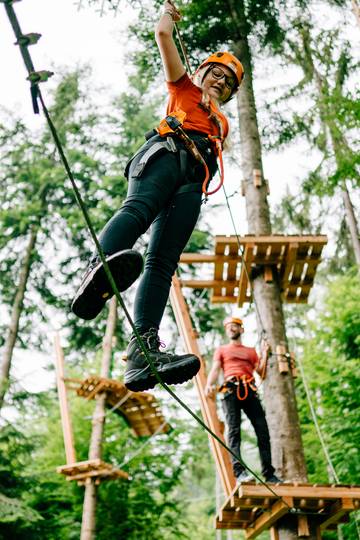 <p>Der Wildensteiner Wasserfall ist Natur- und Familienwunder zugleich. Die kurze Wanderung wird mit einem grandiosen Ausblick auf den 54 m frei herabstürzenden Wasserfall belohnt. Dazwischen wartet der Flying Fox Park mit zahlreichen Seilrutschen, damit das Abenteuer auch nicht zu kurz kommt. Die letzte Belohnung wartet dann wieder am Ausgangspunkt mit einer Einkehr ins dortige Gasthaus.</p><p>Gemeinde Gallizien, Wasserfall, Karawanken UNESCO Global Geopark</p>