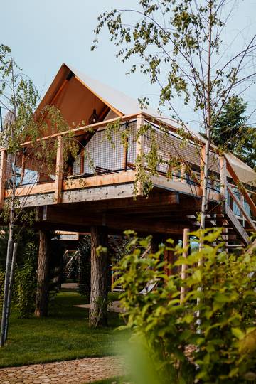 <p>Luxuriös Campen - Lakeside Glamping am Pirkdorfer See: Österreichs erstes Glamping Resort liegt im absoluten Süden Kärntens. Es ist in die wunderschöne und idyllische Landschaft aus Karawanken und den Südkärntner Seen eingebettet. Das Lakeside Petzen Glamping hat 2020 neu eröffnet und wurde mit luxuriösen Unterkünften ausgestattet. Im Areal befinden sich 8 Glamping Zelte, 7 Glamping Chalets und 3 Baumzelte. Zudem befindet sich ein beeindruckender Naturpool, eine Baumsauna, eine Bar, ein Spielbereich für Kinder und zwei Feuerstellen im Resort. Gleich nebenan kann man im Seerestaurant mit Seeterrasse Köstlichkeiten genießen und im Pirkdorfer See baden gehen.</p><p><br></p><p>Glamping, Pirkdorfer See, Gemeinde Feistritz ob Bleiburg, Baumsauna, Freunde, Familie, Objekt</p>