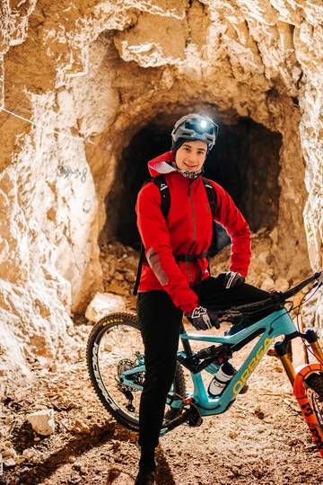 <p>Bergmannshelm aufsetzen, Grubenlampen einschalten und dann geht's ab in den Stollen. Bei rund acht Grad Celsius und einer Luftfeuchtigkeit von 95 Prozent radelt man durch das alte Bergwerk, vorbei an atemberaubenden Steinformationen in den fast 30 Meter hohen Berghallen - der Herr der Ringe lässt grüßen. Klingt zwar gefährlich, de facto ist das Stollenbiken aber ein Abenteuer für die ganze Familie.</p><p>Bergwerk in Mezica, Slowenien, Stollenbiken, Rad &amp; Bike</p>