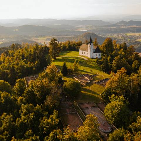 <p>Mit der besten Freundin zum Kraftplatz Hemmaberg und zur Rosaliengrotte zu wandern zahlt sich immer aus. Hier findet man wieder die starke Verbindung, die im hektischen Alltag oft zu schwach ist. Eine Einkehr im Hemmastüberl darf natürlich nicht fehlen. </p><p>Rosaliengrotte</p><p>Hemmaquelle, Kapelle, Kirche, Ausgrabungen, Alte Linde, Hemmastüberl, Gemeinde Globasnitz, Oktober 2020</p>