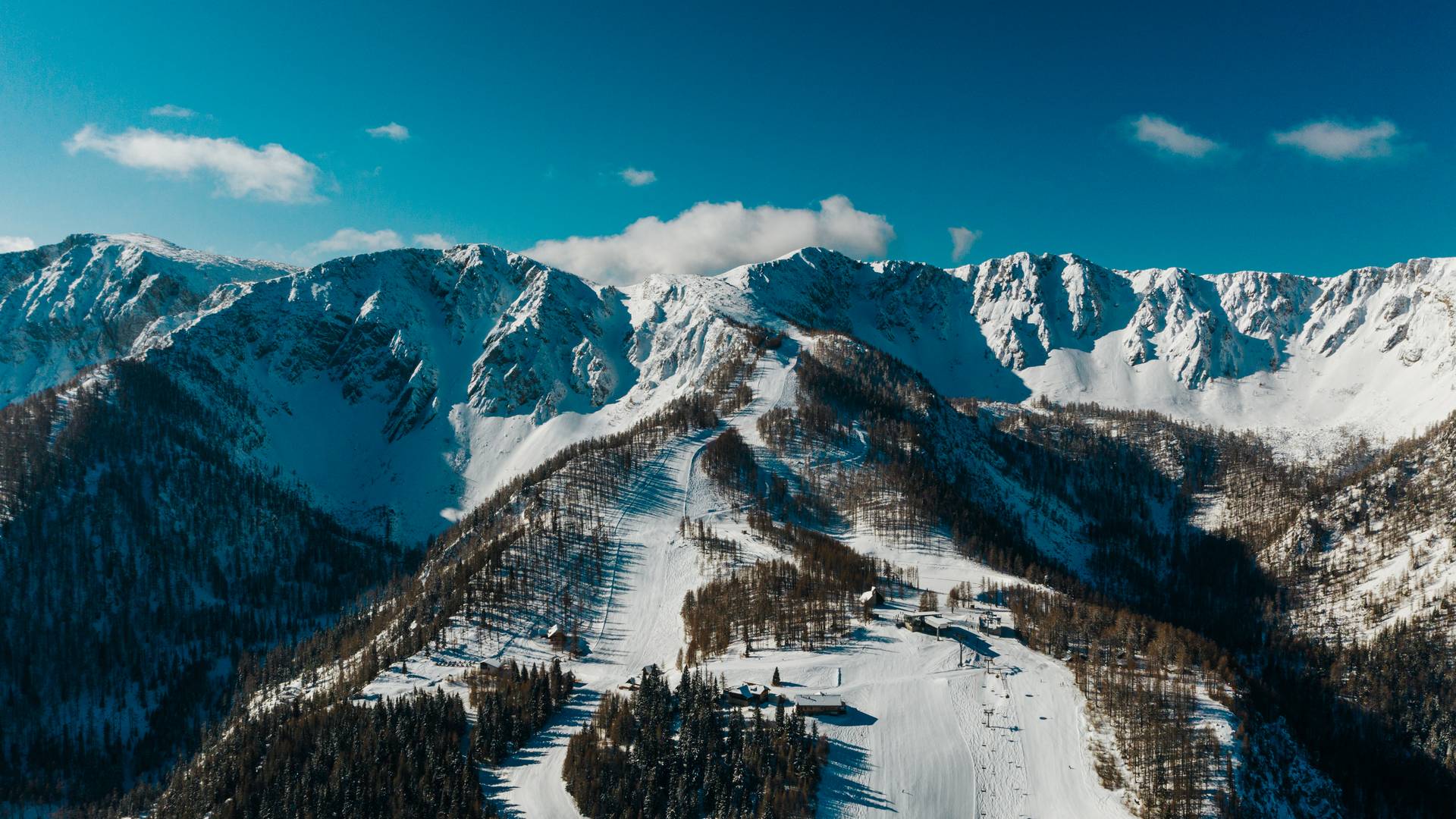 <p>Ein wunderbarer Skitag auf der Petzen im Februar 2021. Hier lässt sich der Wintertag zu zweit in vollen Zügen genießen. Die Einkehr in der Alten Zollhütte darf dabei nicht fehlen.</p><p><br></p><p>Zusatzinfos: Winter &amp; Schnee; Paar; Gemeinde Feistritz ob Bleiburg; Alte Zollhütte; Petzen Bergbahnen; schönes Wetter; blauer Himmel; gute Fernsicht</p>