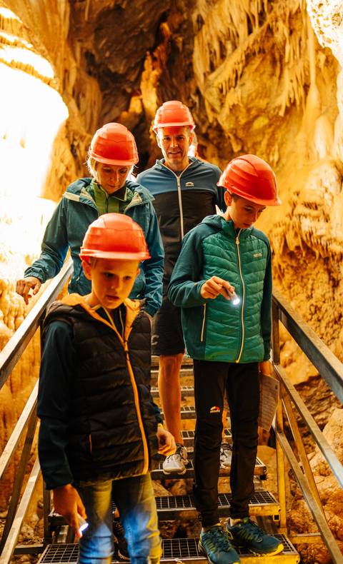 <p>Familienexpedition in die Obir Tropfsteinhöhlen sind ein wahres Wow-Erlebnis. Mit fachkundiger Führung entdeckt man hier Naturwunder, die über die Jahrtausende entstanden sind.</p><p>Ausflugsziel Kärnten Card, Karawanken UNESCO Global Geopark, Gemeinde Bad Eisenkappel</p>