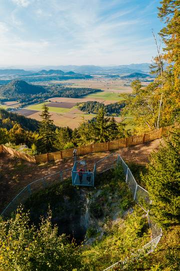 <p>Mit der besten Freundin zum Kraftplatz Hemmaberg und zur Rosaliengrotte zu wandern zahlt sich immer aus. Hier findet man wieder die starke Verbindung, die im hektischen Alltag oft zu schwach ist. Eine Einkehr im Hemmastüberl darf natürlich nicht fehlen. </p><p>Rosaliengrotte</p><p>Hemmaquelle, Kapelle, Kirche, Ausgrabungen, Alte Linde, Hemmastüberl, Gemeinde Globasnitz, Oktober 2020</p>