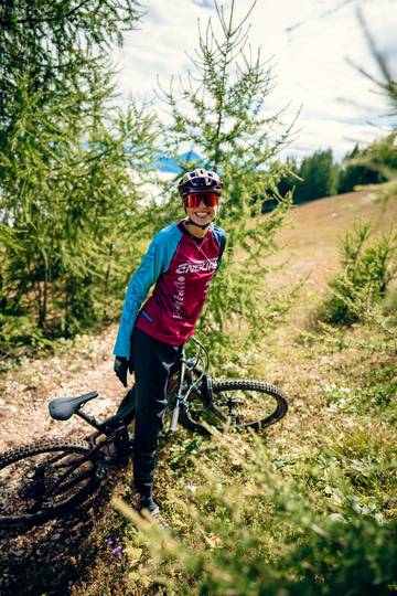 <p>Die MTB ZONE Bikepark Petzen ist ein wahrer Mountainbike Tausendsassa. Vom Anfänger bis zum Profi ist hier alles angerichtet. Die Strecken sind von Diddie Schneider, dem bekannter Streckendesigner gestaltet und tragen den Namen Flow Country Trail, Thriller und EWS Trail (Weltcup Strecke). Hinauf geht es standesgemäß mit den Petzen Bergbahnen</p><p>Gemeinde Feistritz ob Bleiburg, Herbst, Rad&amp;Bike, Downhill, Enduro</p>