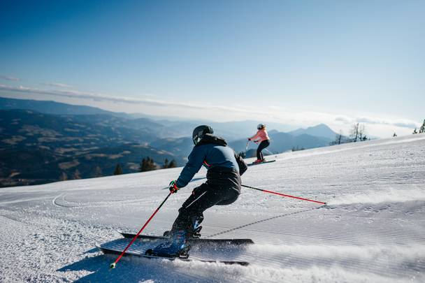 <p>Ein wunderbarer Skitag auf der Petzen im Februar 2021. Hier lässt sich der Wintertag zu zweit in vollen Zügen genießen. Die Einkehr in der Alten Zollhütte darf dabei nicht fehlen.</p><p><br></p><p>Zusatzinfos: Winter &amp; Schnee; Paar; Gemeinde Feistritz ob Bleiburg; Alte Zollhütte; Petzen Bergbahnen; schönes Wetter; blauer Himmel; gute Fernsicht</p>