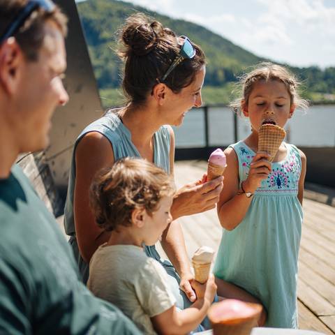 <p>Schlendern auf der Seepromenade am Klopeiner See ist ein absolutes Muss für jeden Urlaub. Man könnte ja am Ende das ein oder andere Eis nicht geschleckt oder das ein Souvenir nicht gekauft haben! So wird auch den Kindern beim Spazieren nicht langweilig.</p><p>Gemeinde St. Kanzian, Familie, Eis, Kunst, Lichterinszenierung, Österreichs einzige durchgängige Seepromendade</p>