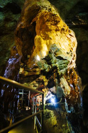 <p>Die Tropfsteinhöhle in Griffen ist eines der beliebtesten Ausflugsziele in Südkärnten. Die Höhle liegt im Inneren des von weitem sichtbaren Schlossberg Griffen mit direktem Eingang inmitten des Ortes. Die Höhle diente schon vor über 20.000 Jahren Steinzeitmenschen als Unterschlupf. Der neue Burgstadl wurde 2020 feierlich eröffnet und beherbergt einen kleinen Schauraum und einen Informationsschalter.</p><p>Tropfsteinhöhle, Familienausflug, Marktgemeinde Griffen, März, Naturwunder</p>