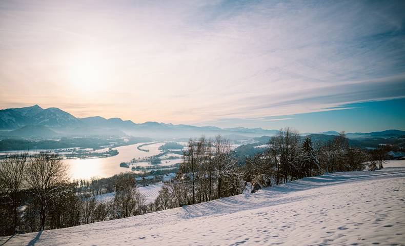 <p>Winterimpressionen vom Völkermarkter Stausee mit der gebogenen Stauseebrücke. </p><p>Gemeinde Völkermarkt, Dezember, Drohne, Winter &amp; Schnee</p>