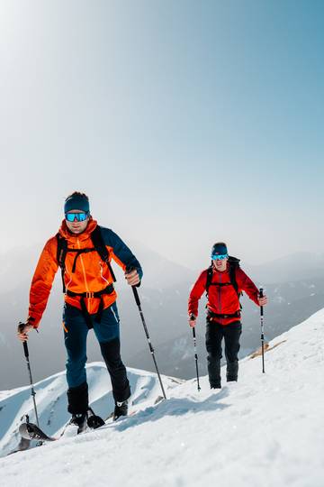 <p>Skitour auf den Hochobir (2139 m) im März 2021 von der Eisenkappler Hütte aus. Der Karawanken UNESCO Global Geopark zeigt sich ganz im Saharastaub aus dem Süden.</p><p>Gemeinde Bad Eisenkappel, Freunde, Ski, Frühjahrskitour, Winter &amp; Schnee</p>