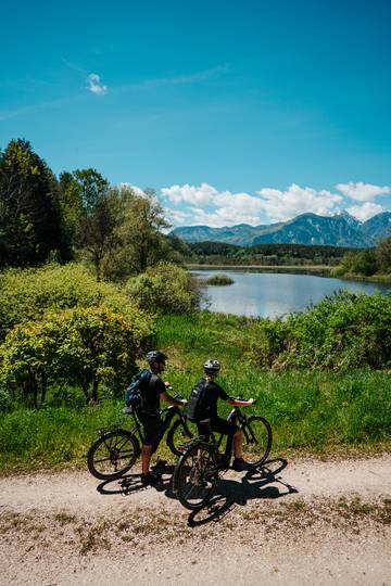 <p>Genussbiken im Frühjahr rund um Klopeiner See, Turnersee und Gösselsdorfer See. Das perfekt gewartete E-Bike steht beim Verleih für dich bereit.</p><p>E-Bike, Radverleih, Pärchen, Gemeinde St. Kanzian, Eberndorf</p>