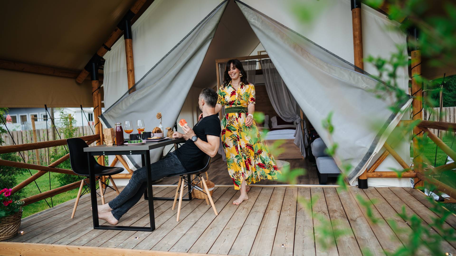 <p>Luxuriös Campen - Lakeside Glamping am Pirkdorfer See: Österreichs erstes Glamping Resort liegt im absoluten Süden Kärntens. Es ist in die wunderschöne und idyllische Landschaft aus Karawanken und den Südkärntner Seen eingebettet. Das Lakeside Petzen Glamping hat 2020 neu eröffnet und wurde mit luxuriösen Unterkünften ausgestattet. Im Areal befinden sich 8 Glamping Zelte, 7 Glamping Chalets und 3 Baumzelte. Zudem befindet sich ein beeindruckender Naturpool, eine Baumsauna, eine Bar, ein Spielbereich für Kinder und zwei Feuerstellen im Resort. Gleich nebenan kann man im Seerestaurant mit Seeterrasse Köstlichkeiten genießen und im Pirkdorfer See baden gehen.</p><p><br></p><p><br></p><p>Glamping, Pirkdorfer See, Gemeinde Feistritz ob Bleiburg, Baumsauna, Freunde, Familie, Pärchen</p>