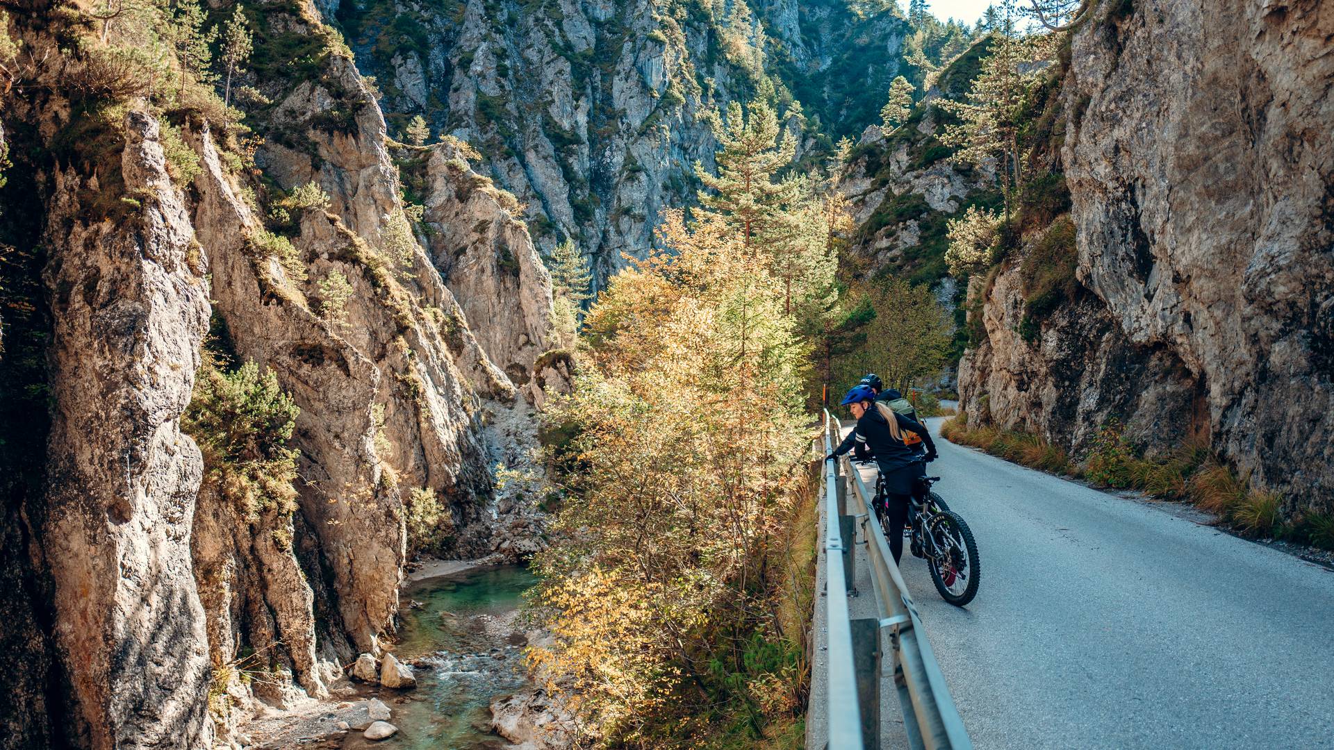 <p>Genuss E-MTB Tour von Bad Eisenkappel durch die Trögener Klamm im Karawanken UNESCO Global Geopark. Das Naturschutzgebiet ist auch zu Fuß wunderbar erwanderbar.</p><p>E-Bike, Mountainbike, Genussrad, Karawanken Karawanken UNESCO Global Geopark, Gebirgsee, Gemeinde Bad Eisenkappel, Pärchen</p>