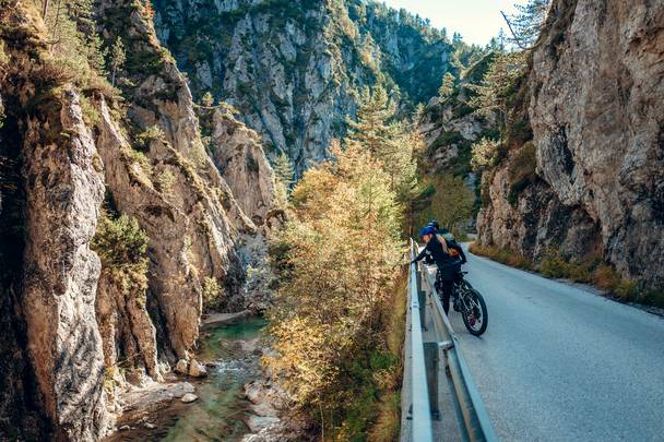 <p>Genuss E-MTB Tour von Bad Eisenkappel durch die Trögener Klamm im Karawanken UNESCO Global Geopark. Das Naturschutzgebiet ist auch zu Fuß wunderbar erwanderbar.</p><p>E-Bike, Mountainbike, Genussrad, Karawanken Karawanken UNESCO Global Geopark, Gebirgsee, Gemeinde Bad Eisenkappel, Pärchen</p>