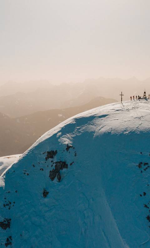 <p>Skitour auf den Hochobir (2139 m) im März 2021 von der Eisenkappler Hütte aus. Der Karawanken UNESCO Global Geopark zeigt sich ganz im Saharastaub aus dem Süden.</p><p>Gemeinde Bad Eisenkappel, Freunde, Ski, Frühjahrskitour, Winter &amp; Schnee</p>