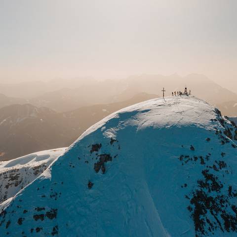 <p>Skitour auf den Hochobir (2139 m) im März 2021 von der Eisenkappler Hütte aus. Der Karawanken UNESCO Global Geopark zeigt sich ganz im Saharastaub aus dem Süden.</p><p>Gemeinde Bad Eisenkappel, Freunde, Ski, Frühjahrskitour, Winter &amp; Schnee</p>