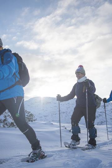 <p>Eine Schneeschuhtour mit den Guides des Karawanken UNESCO Global Geoparks eröffnet dir ganz neue Einblicke. Sie kennen die Karawanken wie ihre Westentasche und haben die ein oder Geschichte für dich auf Lager.</p><p>Petzen, Gemeinde Feistritz ob Bleiburg, Schneeschuhtour, Winter &amp; Schnee, Guide, Geopark, Jänner 2021</p>