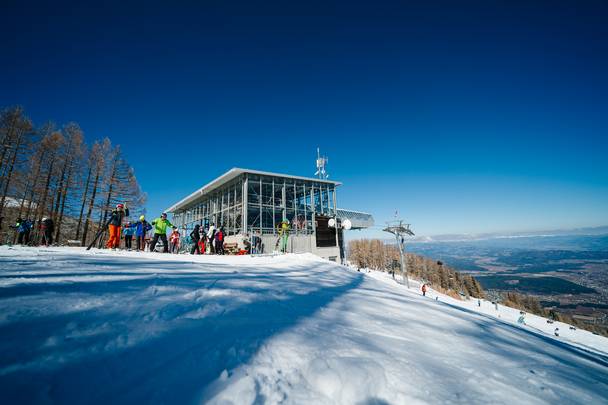 <p>Ein wunderbarer Skitag auf der Petzen im Februar 2021. Hier lässt sich der Wintertag zu zweit in vollen Zügen genießen. Die Einkehr in der Alten Zollhütte darf dabei nicht fehlen.</p><p><br></p><p>Zusatzinfos: Winter &amp; Schnee; Paar; Gemeinde Feistritz ob Bleiburg; Alte Zollhütte; Petzen Bergbahnen; schönes Wetter; blauer Himmel; gute Fernsicht</p>