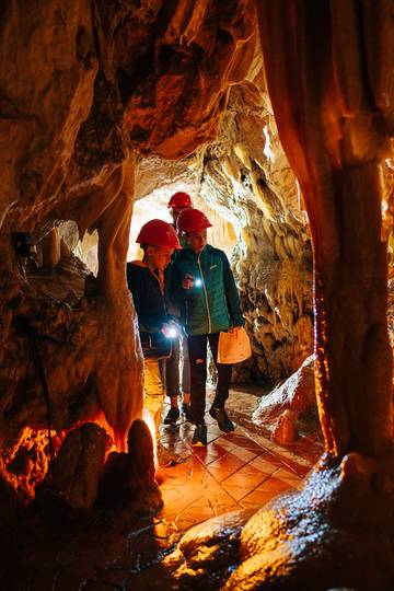 <p>Familienexpedition in die Obir Tropfsteinhöhlen sind ein wahres Wow-Erlebnis. Mit fachkundiger Führung entdeckt man hier Naturwunder, die über die Jahrtausende entstanden sind.</p><p>Ausflugsziel Kärnten Card, Karawanken UNESCO Global Geopark, Gemeinde Bad Eisenkappel</p>