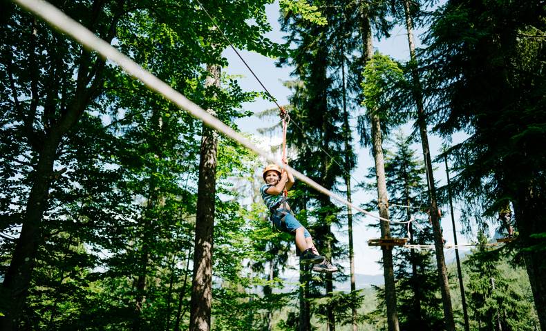 <p>Der Wildensteiner Wasserfall ist Natur- und Familienwunder zugleich. Die kurze Wanderung wird mit einem grandiosen Ausblick auf den 54 m frei herabstürzenden Wasserfall belohnt. Dazwischen wartet der Flying Fox Park mit zahlreichen Seilrutschen, damit das Abenteuer auch nicht zu kurz kommt. Die letzte Belohnung wartet dann wieder am Ausgangspunkt mit einer Einkehr ins dortige Gasthaus.</p><p>Gemeinde Gallizien, Wasserfall, Karawanken UNESCO Global Geopark</p>