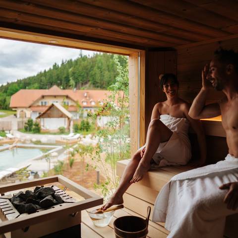 <p>Luxuriös Campen - Lakeside Glamping am Pirkdorfer See: Österreichs erstes Glamping Resort liegt im absoluten Süden Kärntens. Es ist in die wunderschöne und idyllische Landschaft aus Karawanken und den Südkärntner Seen eingebettet. Das Lakeside Petzen Glamping hat 2020 neu eröffnet und wurde mit luxuriösen Unterkünften ausgestattet. Im Areal befinden sich 8 Glamping Zelte, 7 Glamping Chalets und 3 Baumzelte. Zudem befindet sich ein beeindruckender Naturpool, eine Baumsauna, eine Bar, ein Spielbereich für Kinder und zwei Feuerstellen im Resort. Gleich nebenan kann man im Seerestaurant mit Seeterrasse Köstlichkeiten genießen und im Pirkdorfer See baden gehen.</p><p>Glamping, Pirkdorfer See, Gemeinde Feistritz ob Bleiburg, Baumsauna, Freunde, Familie</p>