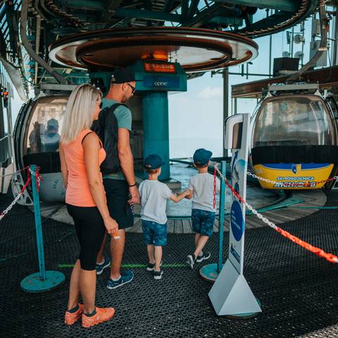 <p>Familienwanderungen auf der Petzen sind die beste Vorbereitung für die ersten großen Touren von kleinen Kindern. Mit der Seilbahn kommt man nämlich ohne langen Anmarsch gleich in die höheren Lagen und gleich drauf los wandern. Die verdiente Einkehr in der Alten Zollhütte darf natürlich nicht fehlen.</p><p>Familienausflug, Gemeinde Feistritz ob Bleiburg, Speichersee, Alten Zollhütte, Hütte</p>