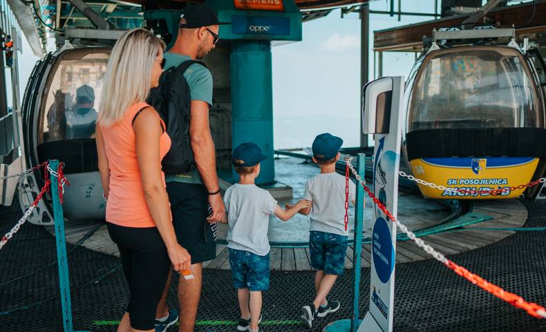 <p>Familienwanderungen auf der Petzen sind die beste Vorbereitung für die ersten großen Touren von kleinen Kindern. Mit der Seilbahn kommt man nämlich ohne langen Anmarsch gleich in die höheren Lagen und gleich drauf los wandern. Die verdiente Einkehr in der Alten Zollhütte darf natürlich nicht fehlen.</p><p>Familienausflug, Gemeinde Feistritz ob Bleiburg, Speichersee, Alten Zollhütte, Hütte</p>