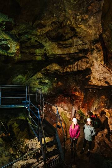 <p>Die Tropfsteinhöhle in Griffen ist eines der beliebtesten Ausflugsziele in Südkärnten. Die Höhle liegt im Inneren des von weitem sichtbaren Schlossberg Griffen mit direktem Eingang inmitten des Ortes. Die Höhle diente schon vor über 20.000 Jahren Steinzeitmenschen als Unterschlupf. Der neue Burgstadl wurde 2020 feierlich eröffnet und beherbergt einen kleinen Schauraum und einen Informationsschalter.</p><p>Tropfsteinhöhle, Familienausflug, Marktgemeinde Griffen, März, Naturwunder</p>