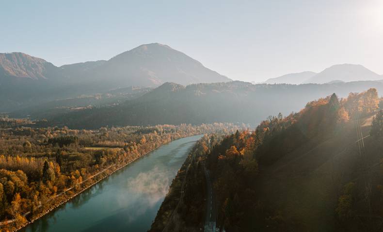 <p>Drau bei Gallizien</p><p>Herbst</p><p>Drohnenaufnahme</p><p>@David: Wir sollten vielleicht einen Ordner "Drau" in der Rubrik "Seen &amp; Wasser" einführen.</p><p>Haben einige Bilder die nicht der Stausee Völkermarkt zuzuordnen ist.</p>