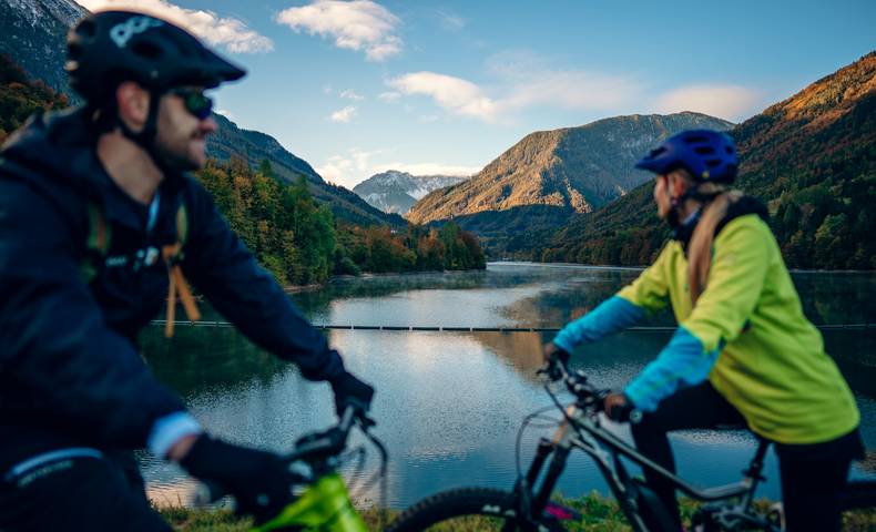 <p>Herbstradtour zum Freibacher Stausee. Wie ein Fjord erstreckt sich dieses menschengemachtes Naturwunder am Fuß des Hochobirs. </p><p>Gemeinde Gallizien, Pärchen, E-Bike, Rad &amp; Bike, Oktober</p>