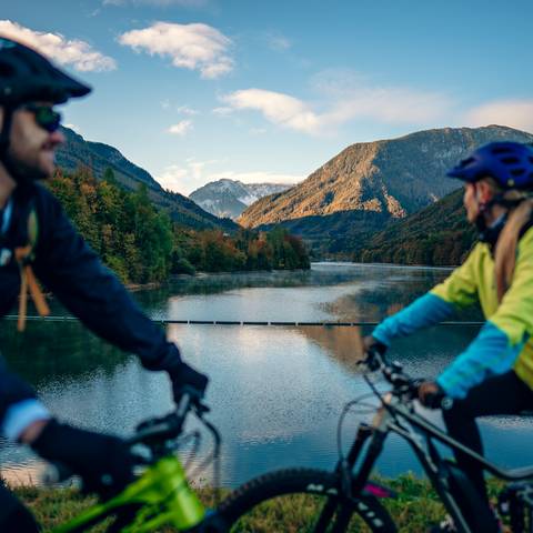 <p>Herbstradtour zum Freibacher Stausee. Wie ein Fjord erstreckt sich dieses menschengemachtes Naturwunder am Fuß des Hochobirs. </p><p>Gemeinde Gallizien, Pärchen, E-Bike, Rad &amp; Bike, Oktober</p>