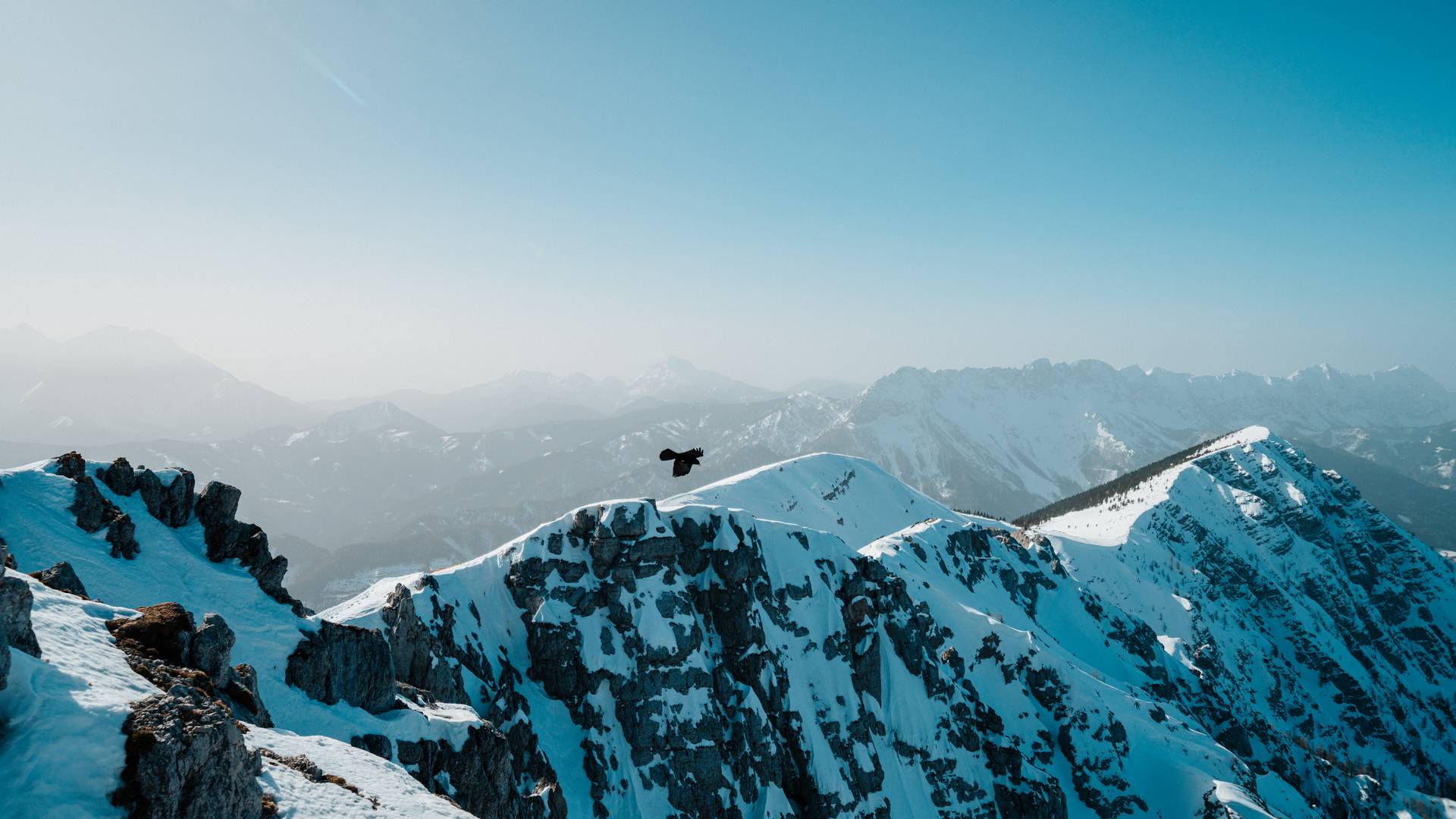 <p>Skitour auf den Hochobir (2139 m) im März 2021 von der Eisenkappler Hütte aus. Der Karawanken UNESCO Global Geopark zeigt sich ganz im Saharastaub aus dem Süden.</p><p>Gemeinde Bad Eisenkappel, Freunde, Ski, Frühjahrskitour, Winter &amp; Schnee</p>