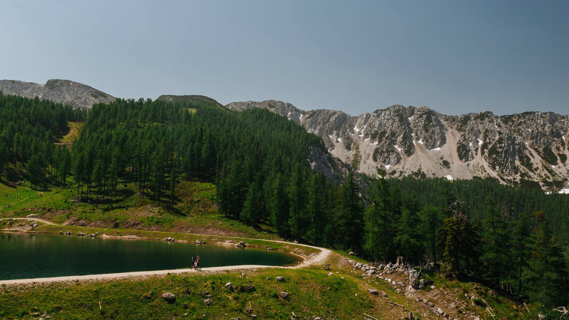 <p>Familienwanderungen auf der Petzen sind die beste Vorbereitung für die ersten großen Touren von kleinen Kindern. Mit der Seilbahn kommt man nämlich ohne langen Anmarsch gleich in die höheren Lagen und gleich drauf los wandern. Die verdiente Einkehr in der Alten Zollhütte darf natürlich nicht fehlen.</p><p>Familienausflug, Gemeinde Feistritz ob Bleiburg, Speichersee, Alten Zollhütte, Hütte</p>