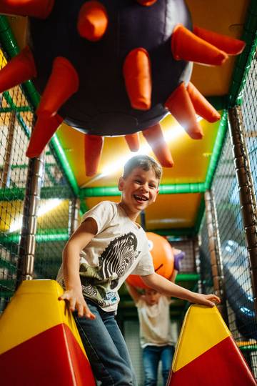 <p>Das Indoor-Spielehaus der Walderlebniswelt Klopeiner See ist eines der beliebtesten Familien-Ausflugsziele Südkärntens. Mit 500 m² Spielfläche ist das Spielehaus eine ganzjährige Attraktion und die ideale Alternative bei Schlechtwetter. Es wurde 2020 eröffnet und verfügt über einen Gastronomiebereich, in dem sich spielemüde Eltern ausruhen können.</p><p>Softballarena, Rollenrutsche, Wellen- und Spiralrohrrutsche, Spinnenkletterturm, Tiefseilgarten, Soccercourt, Kindertrampoline, Kindergeburtstage<br></p>